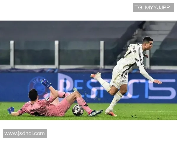 欧冠赛场惊现奇葩瞬间球迷冲入抢走C罗球衣引热议