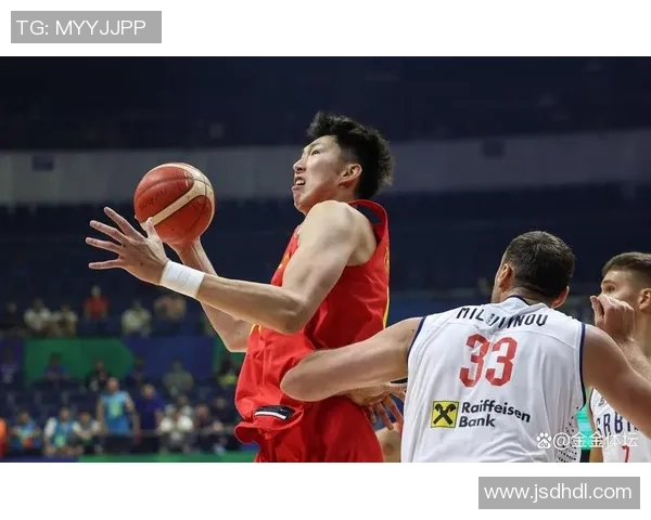 周琦在国际赛场上的表现引发热议，未来发展潜力与挑战并存的篮球之路