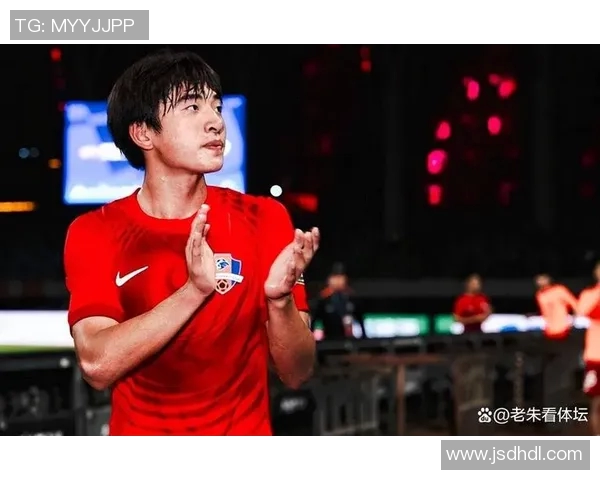 哈维西蒙斯的崛起之路：从青训新星到足球场上的闪耀明星